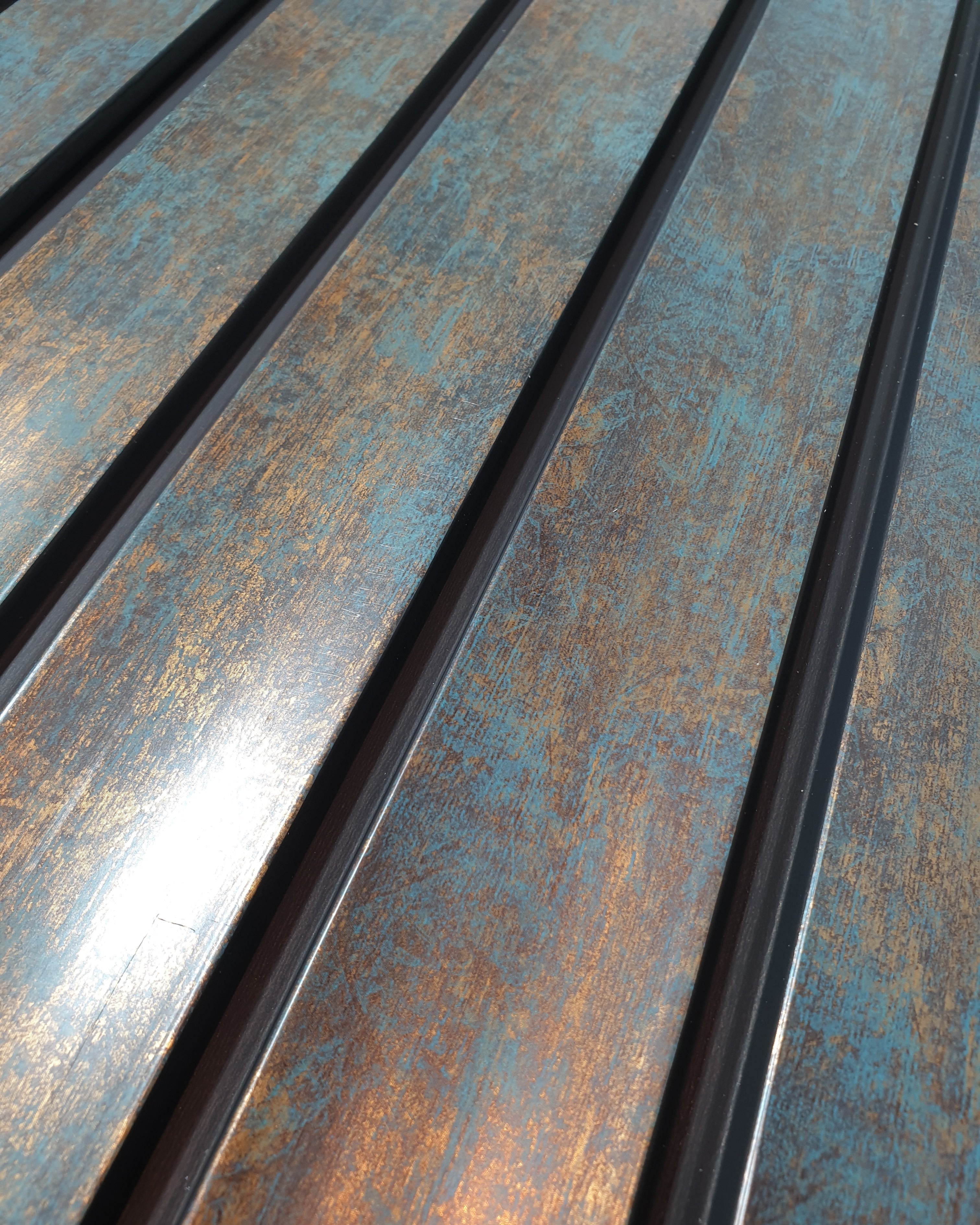 חיפוי קיר פסים בגוון ברונזה עם חריץ שחור