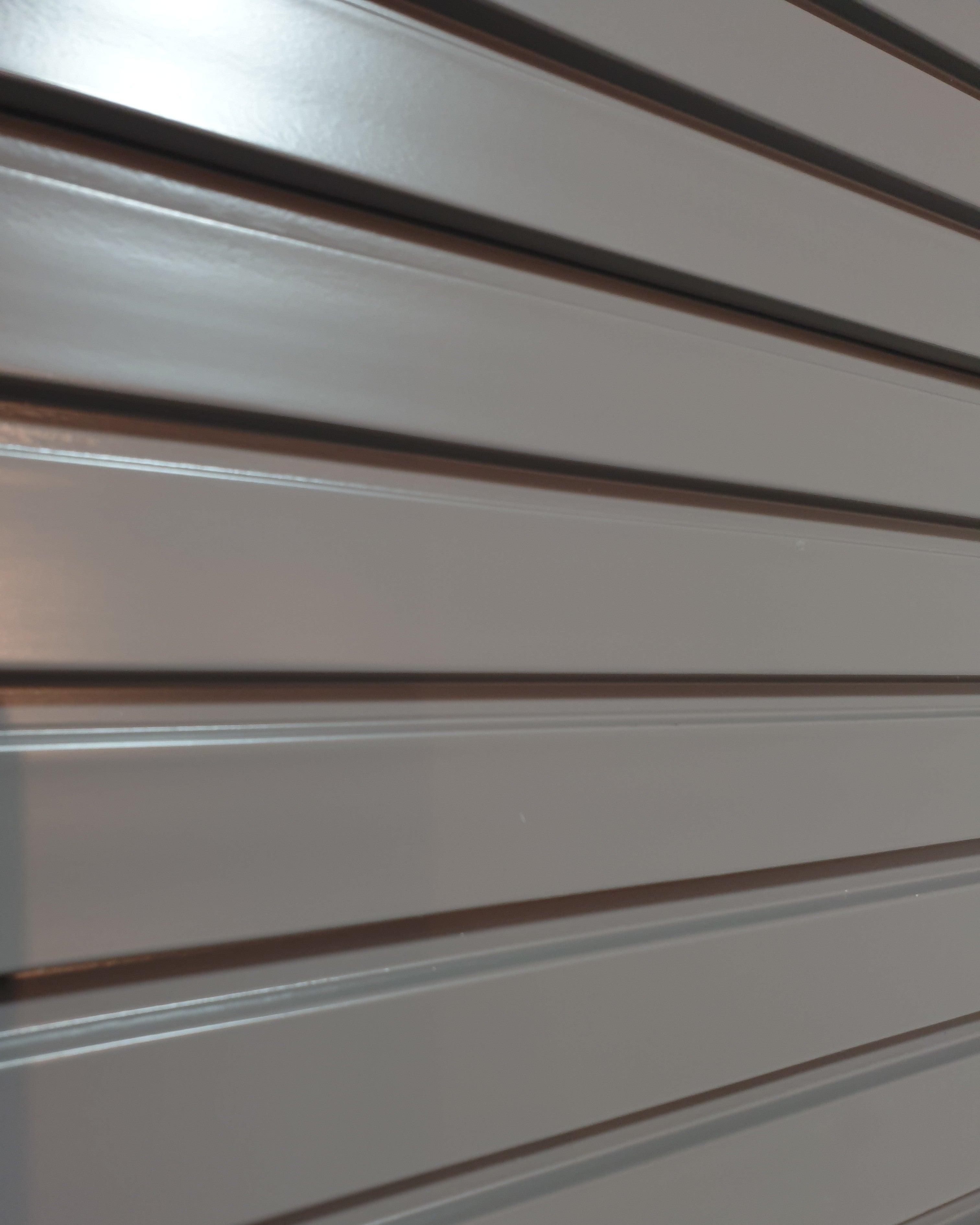 חיפוי קיר פסים צבע אפור כהה