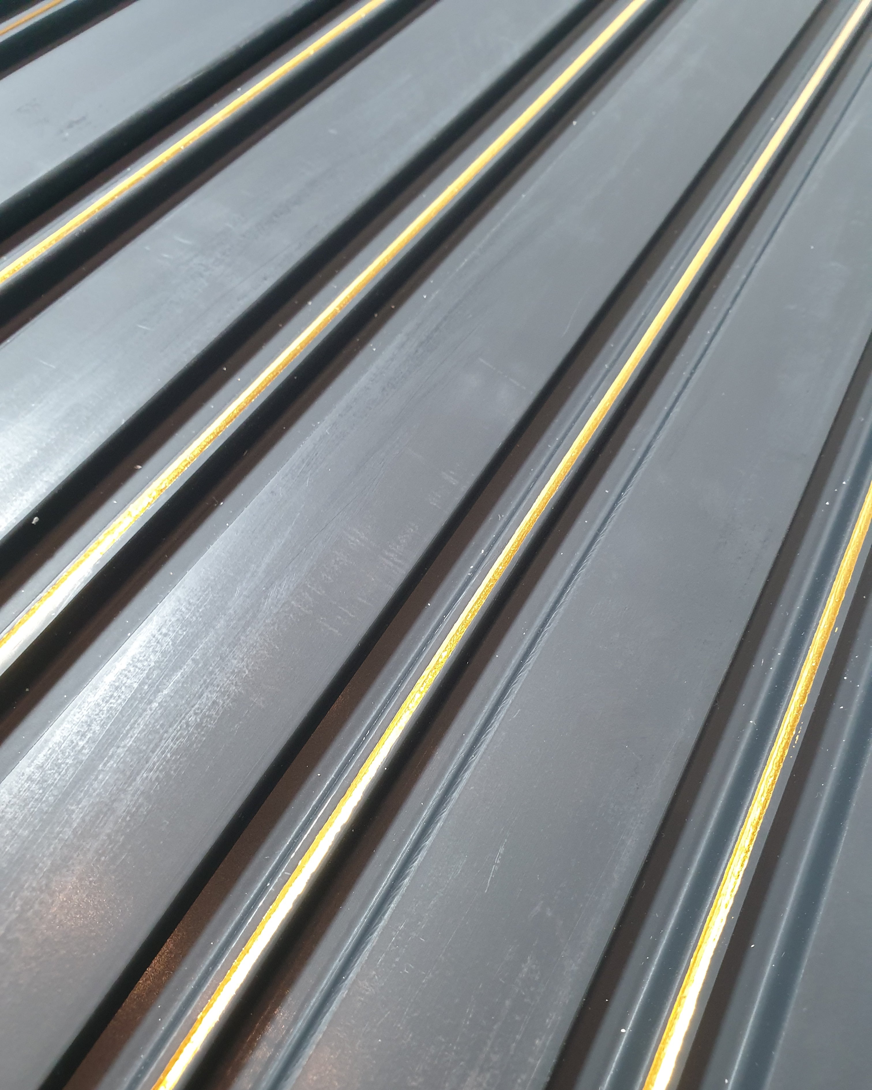 חיפוי קיר פסים צבע שחור עם פסי זהב