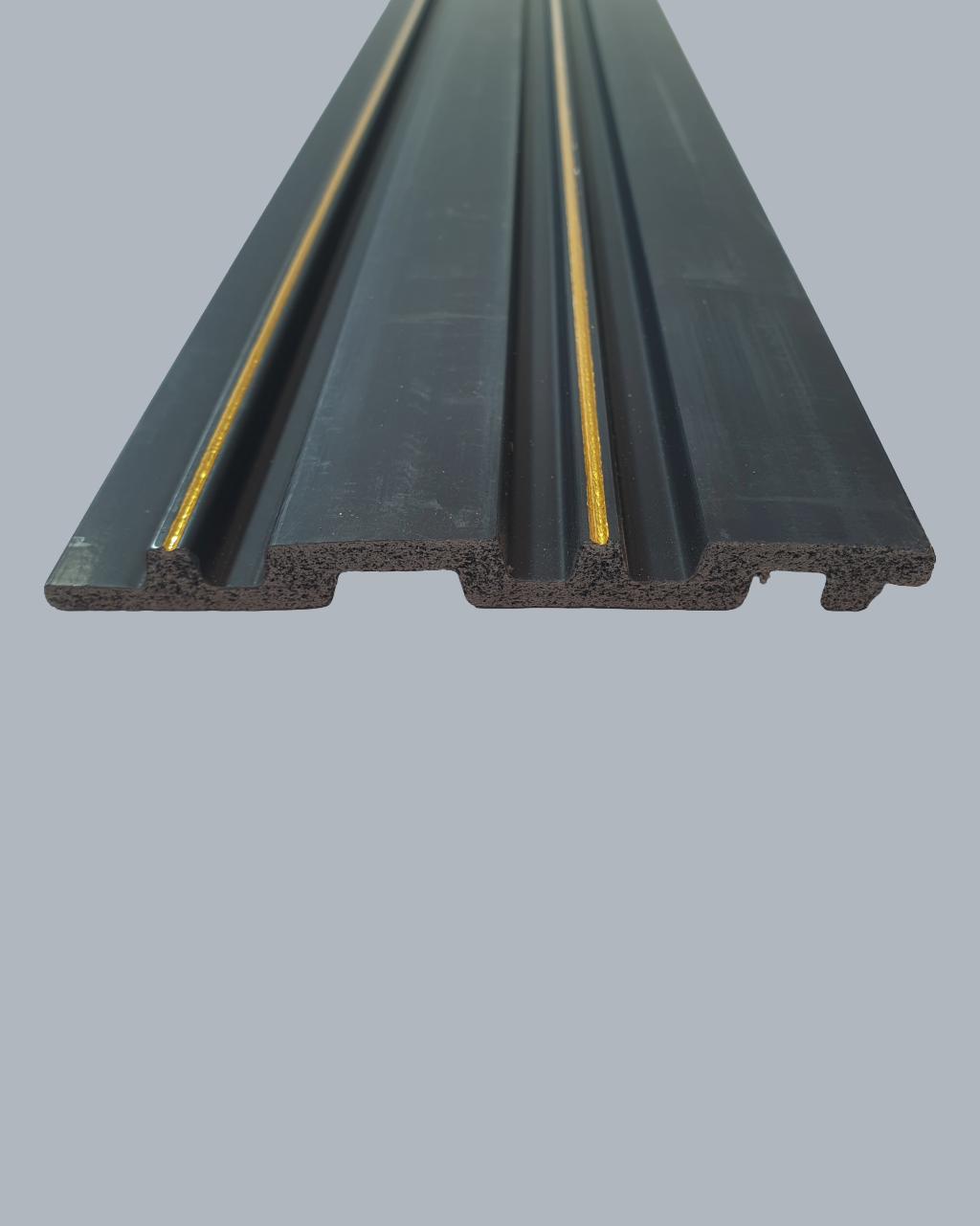 חיפוי קיר פסים צבע שחור עם פסי זהב