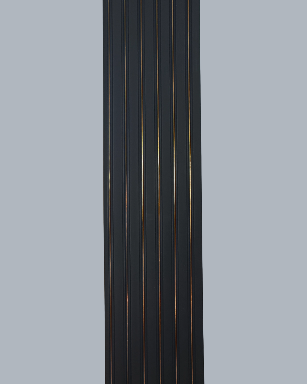 חיפוי קיר פסים צבע שחור עם פסי זהב