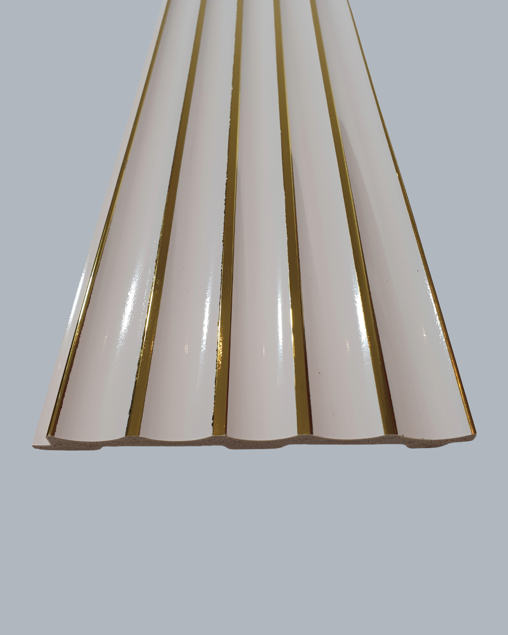 חיפוי קיר פסים גלי בצבע לבן מבריק עם פסים זהובים