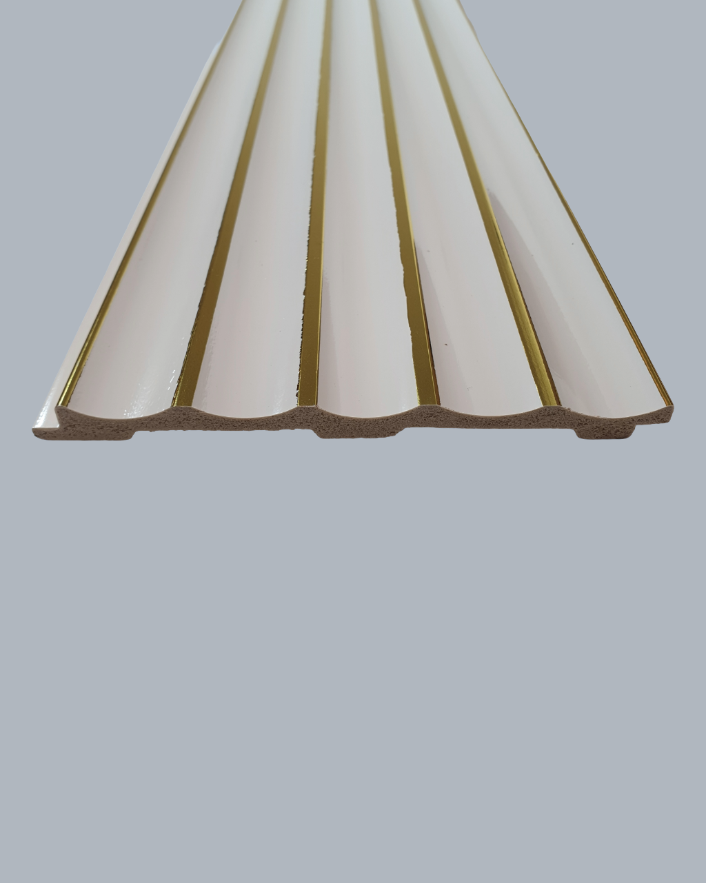 חיפוי קיר פסים גלי בצבע לבן מבריק עם פסים זהובים