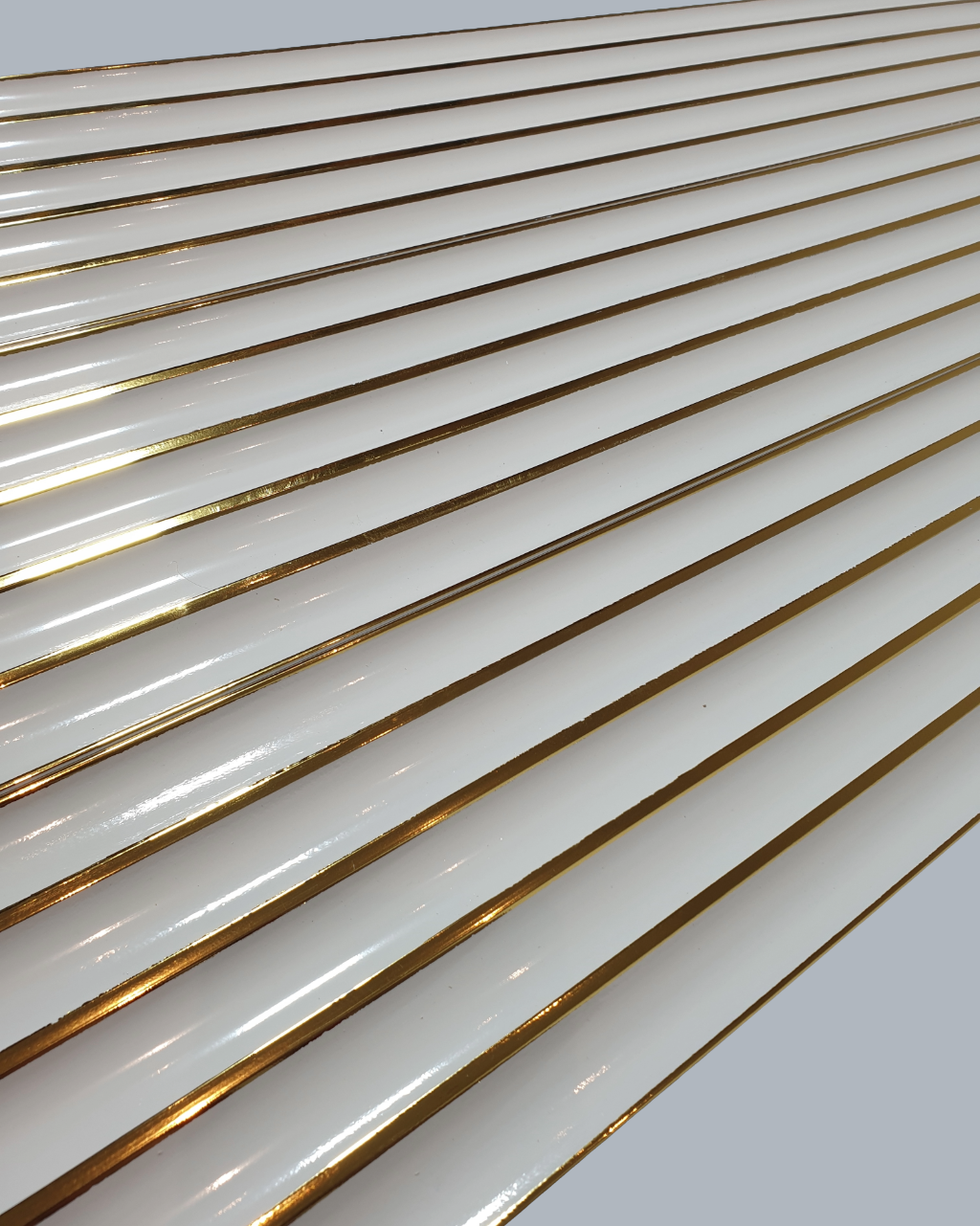 חיפוי קיר פסים גלי בצבע לבן מבריק עם פסים זהובים