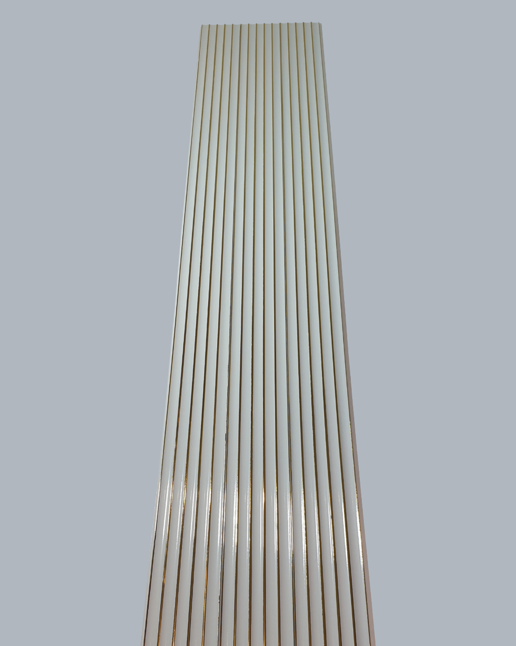 חיפוי קיר פסים גלי בצבע לבן מבריק עם פסים זהובים