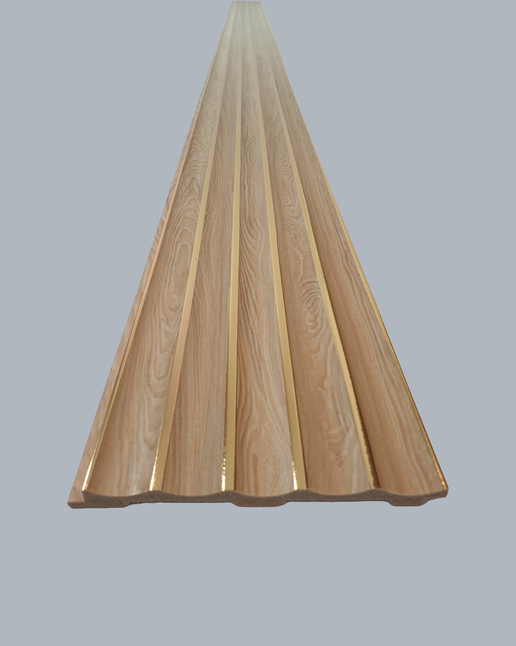 חיפוי קיר פסים גלי דמוי עץ בהיר עם פסי זהב