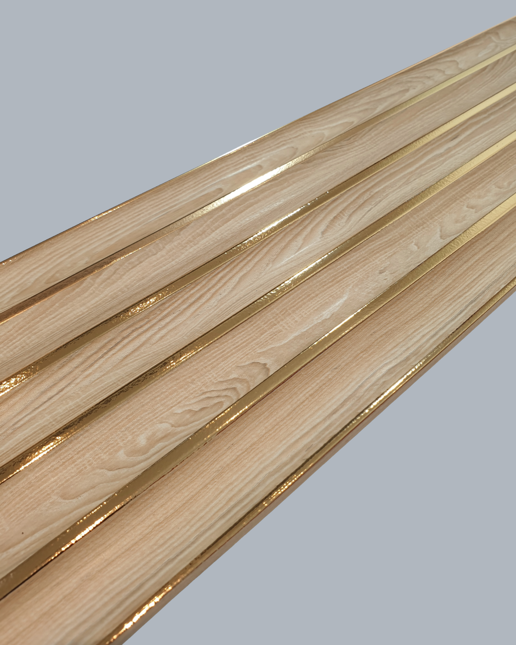 חיפוי קיר פסים גלי דמוי עץ בהיר עם פסי זהב