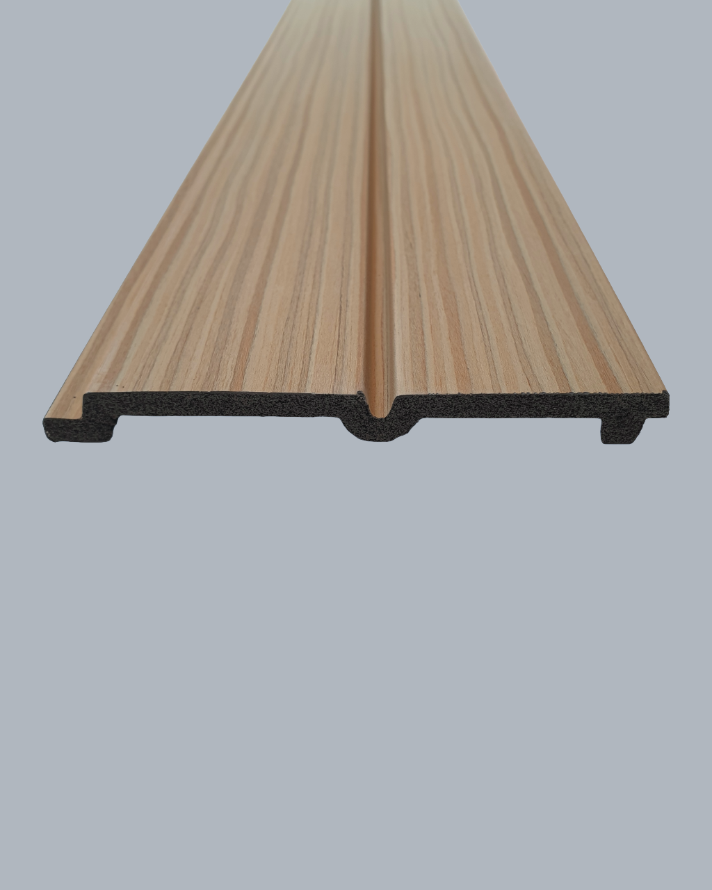 חיפוי קיר פסים דמוי עץ בהיר