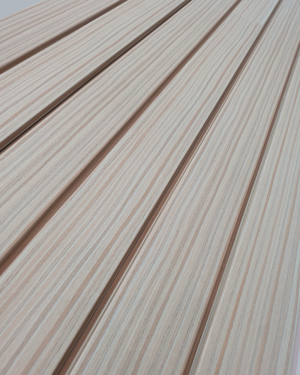 חיפוי קיר פסים דמוי עץ בהיר