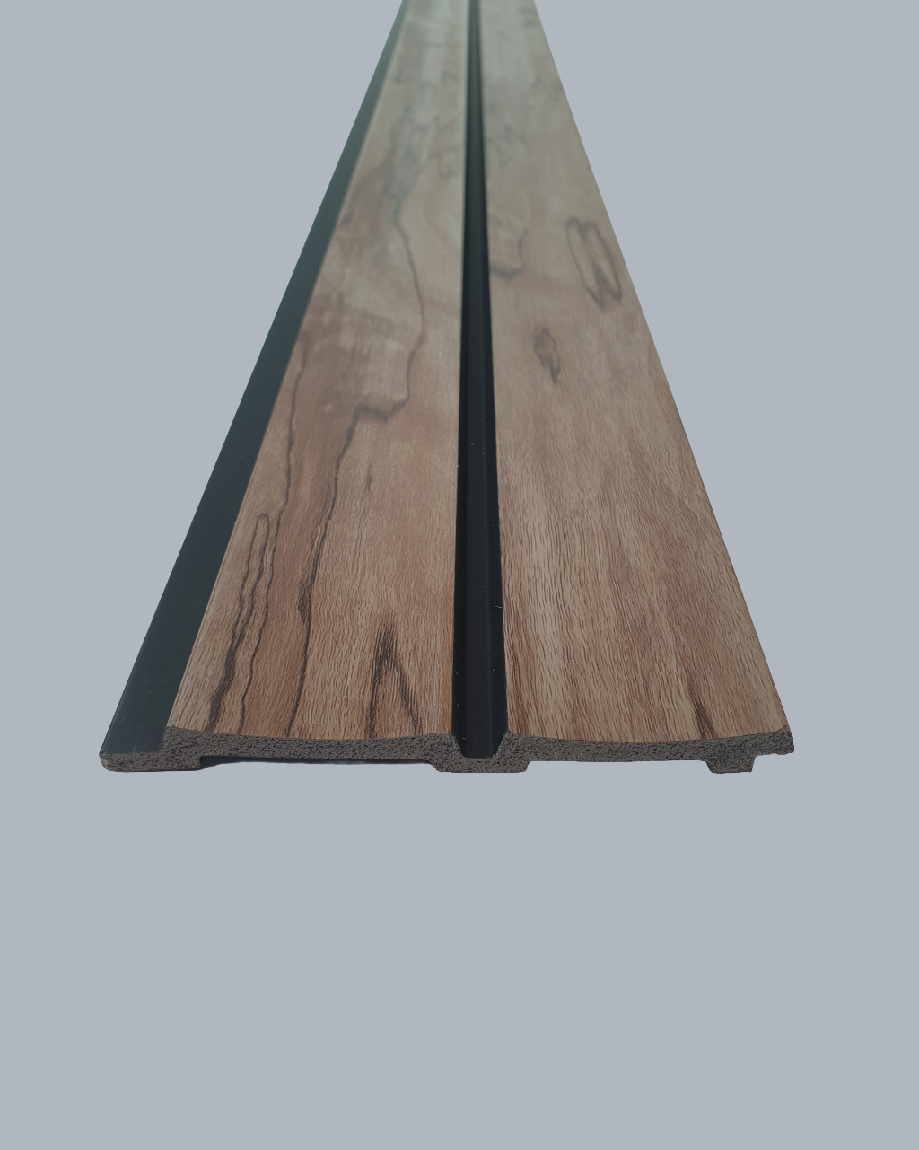 חיפוי קיר פסים דמוי עץ עם פסים שחורים