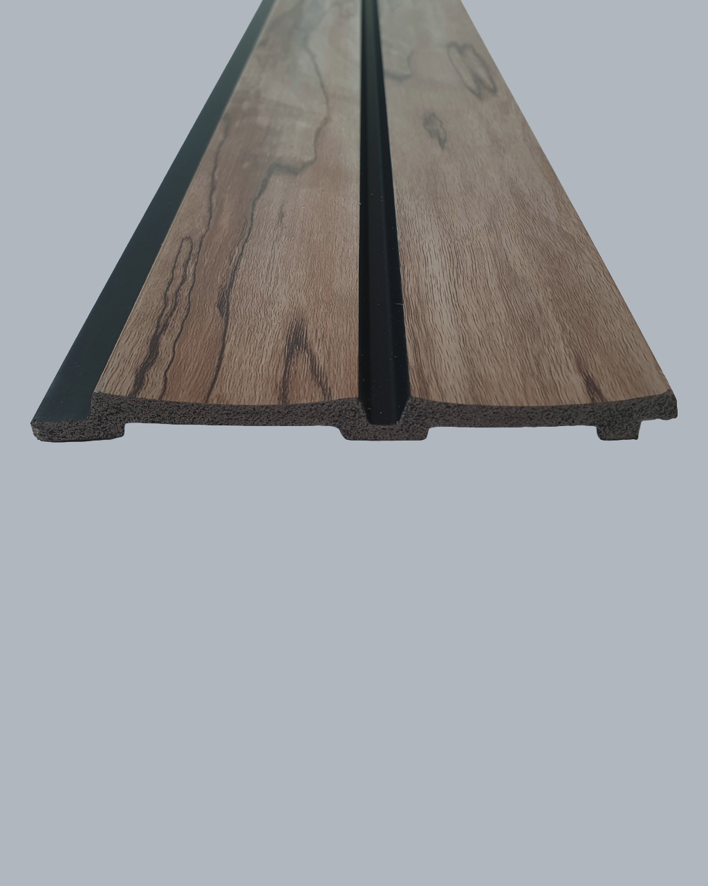 חיפוי קיר פסים דמוי עץ עם פסים שחורים