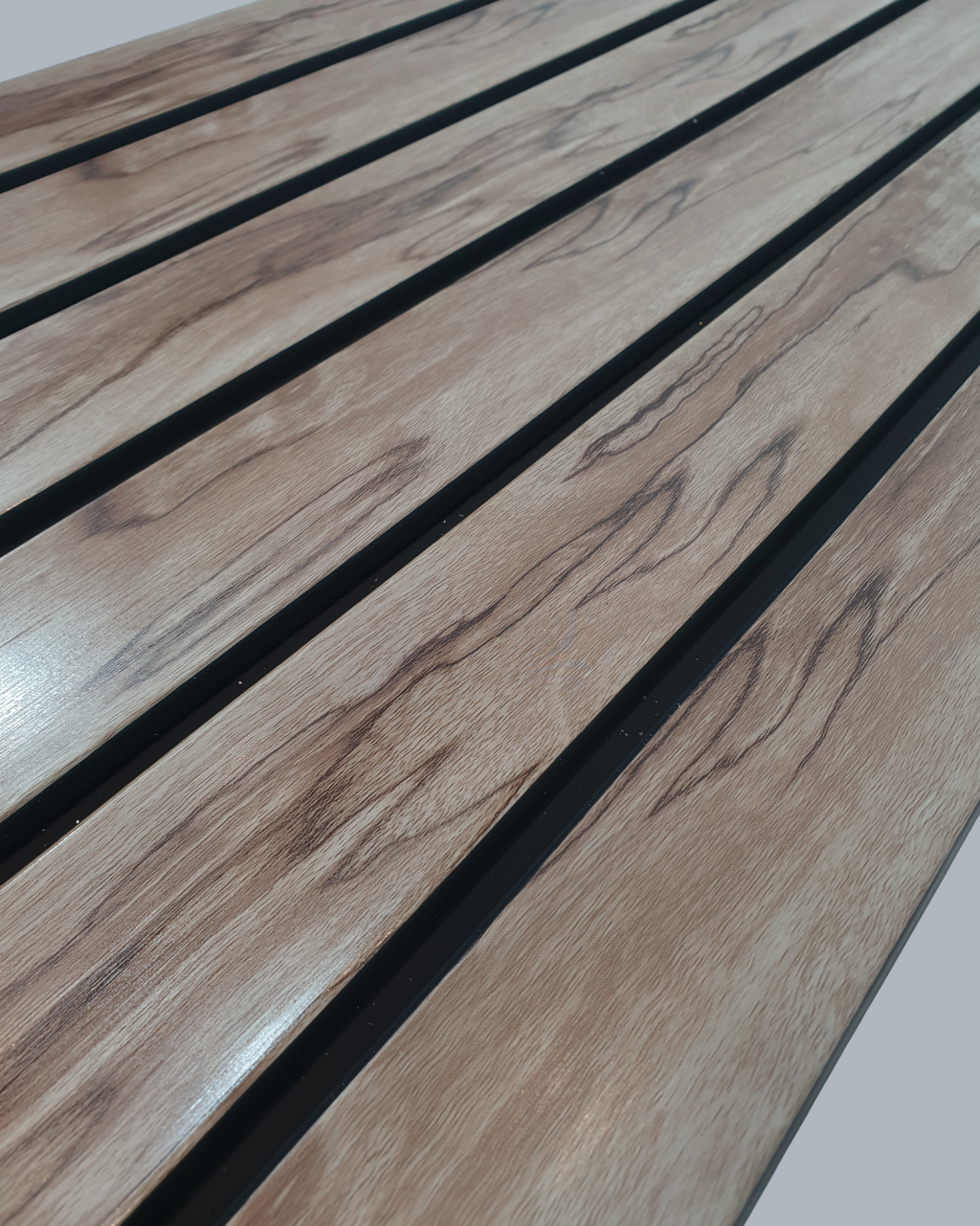 חיפוי קיר פסים דמוי עץ עם פסים שחורים