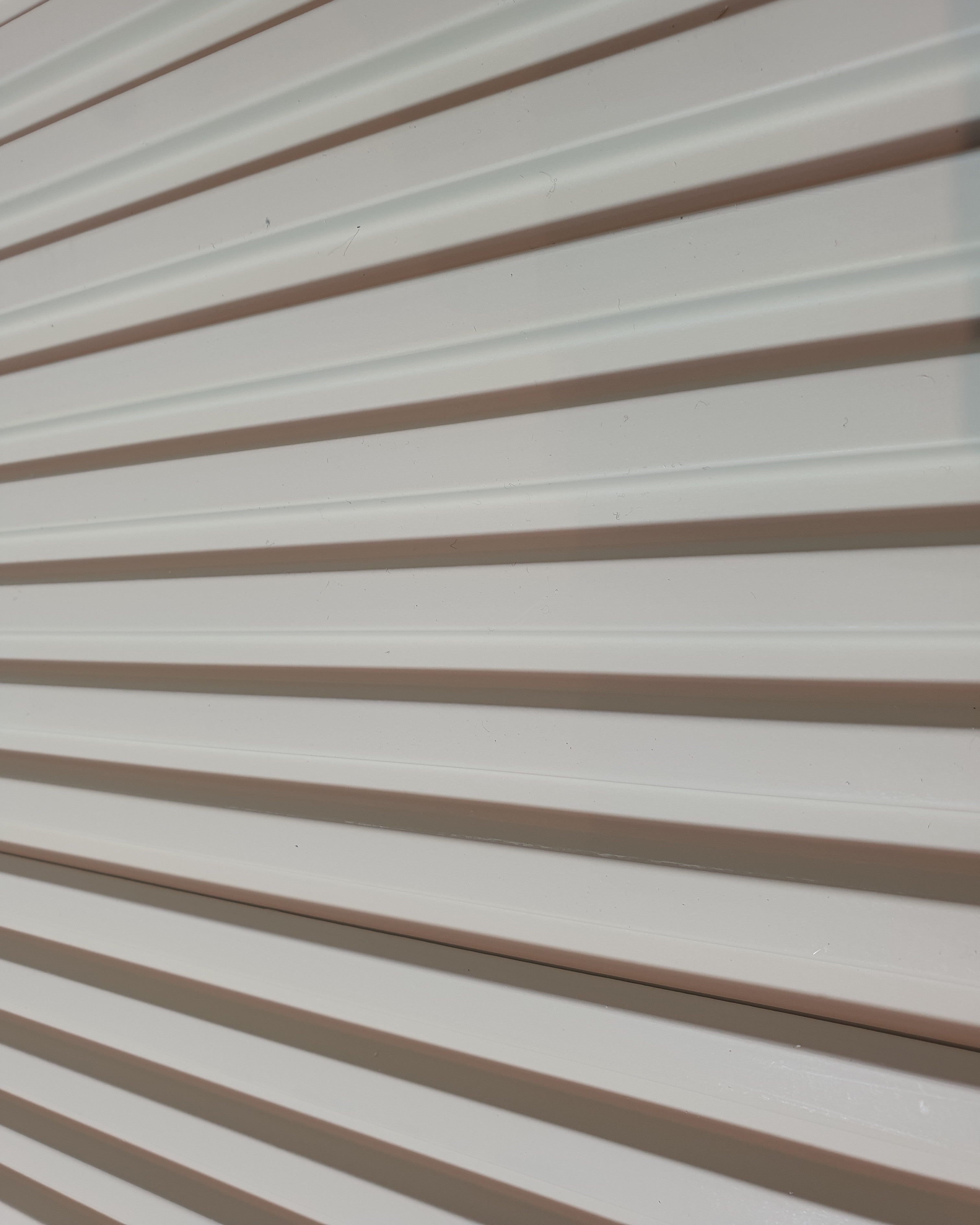 חיפוי קיר פסים צבע שמנת