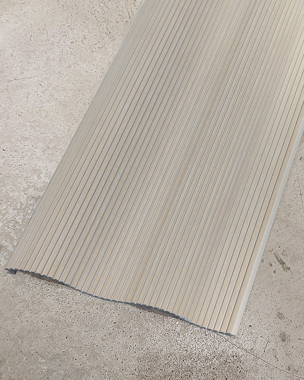 חיפוי קיר גלי צבע אפור בהיר