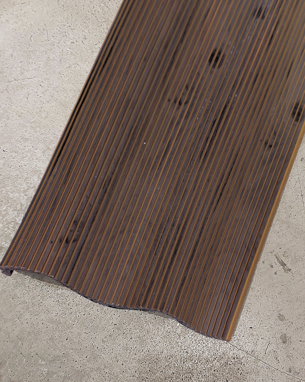 חיפוי קיר גלי צבע עץ חום