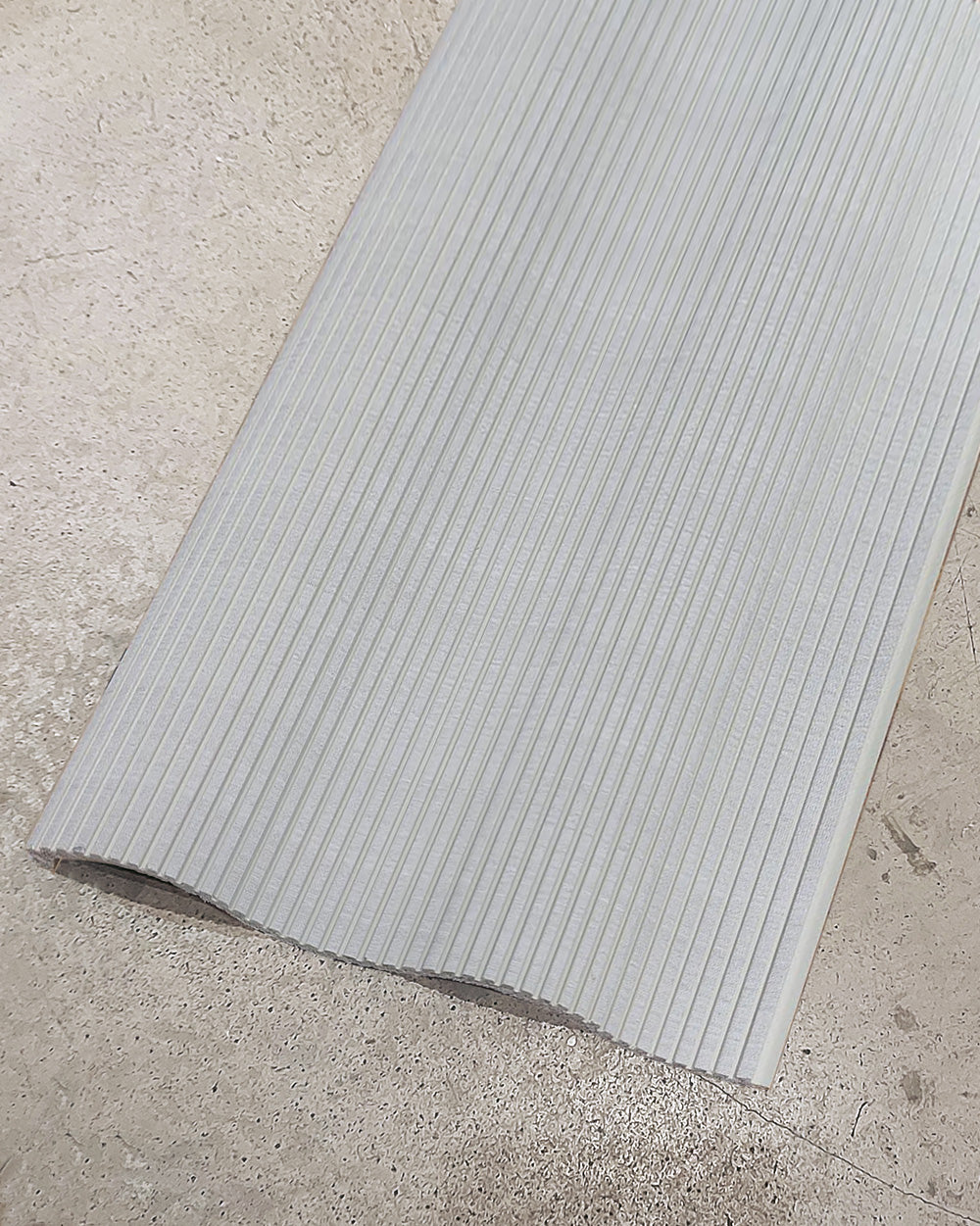 חיפוי קיר גלי צבע לבן מט