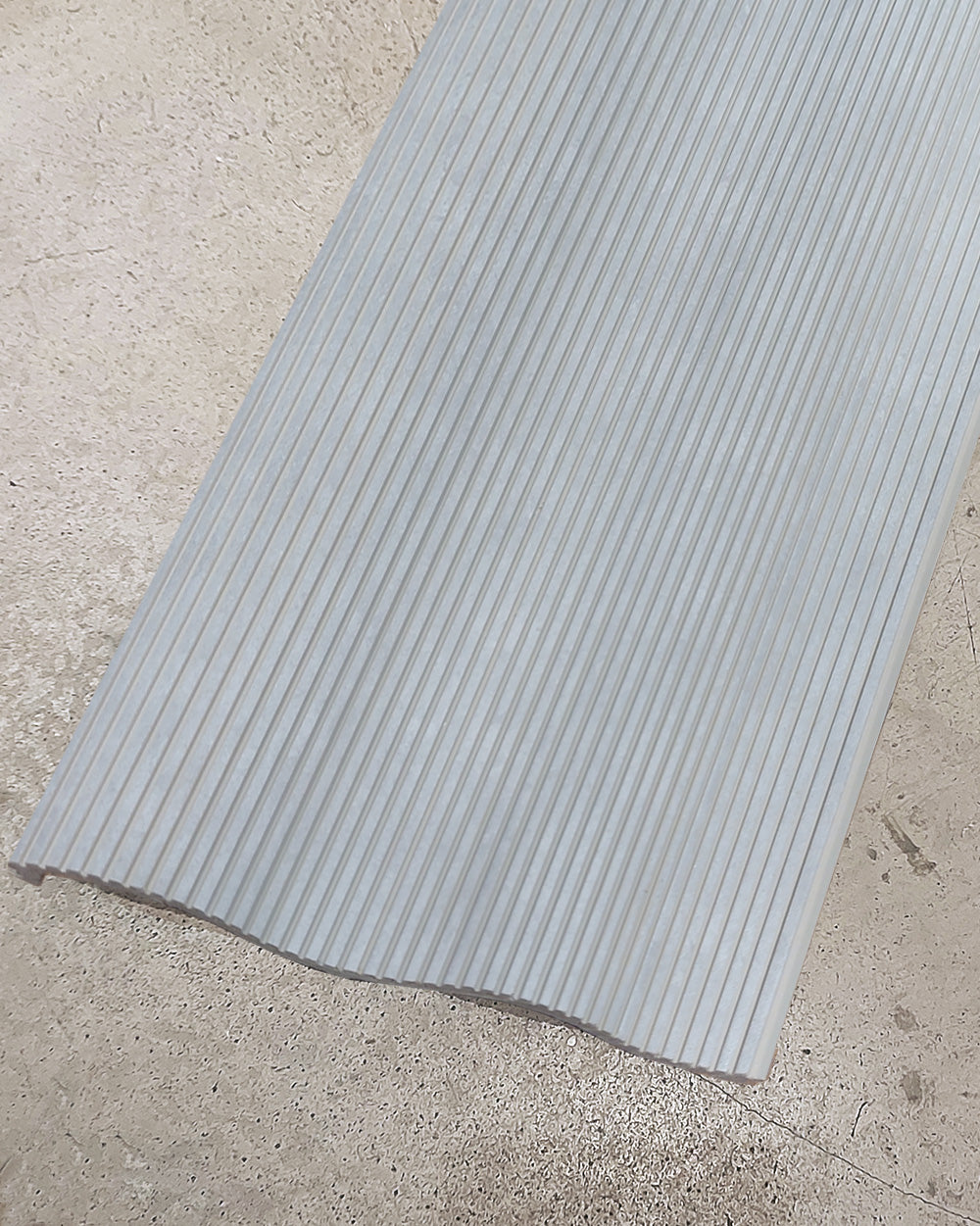 חיפוי קיר גלי צבע לבן אפור עדין