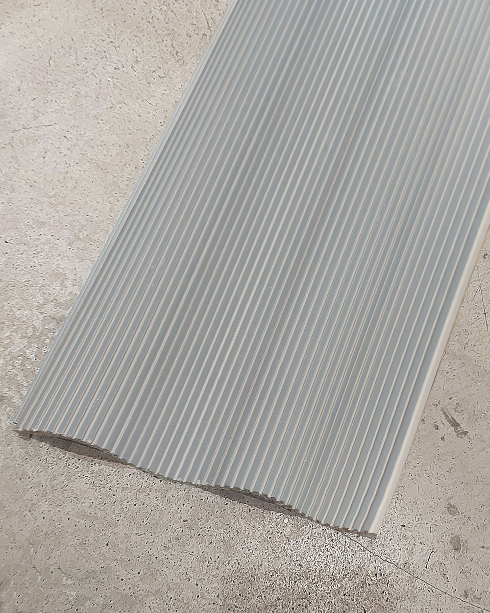 חיפוי קיר גלי צבע אפרפר